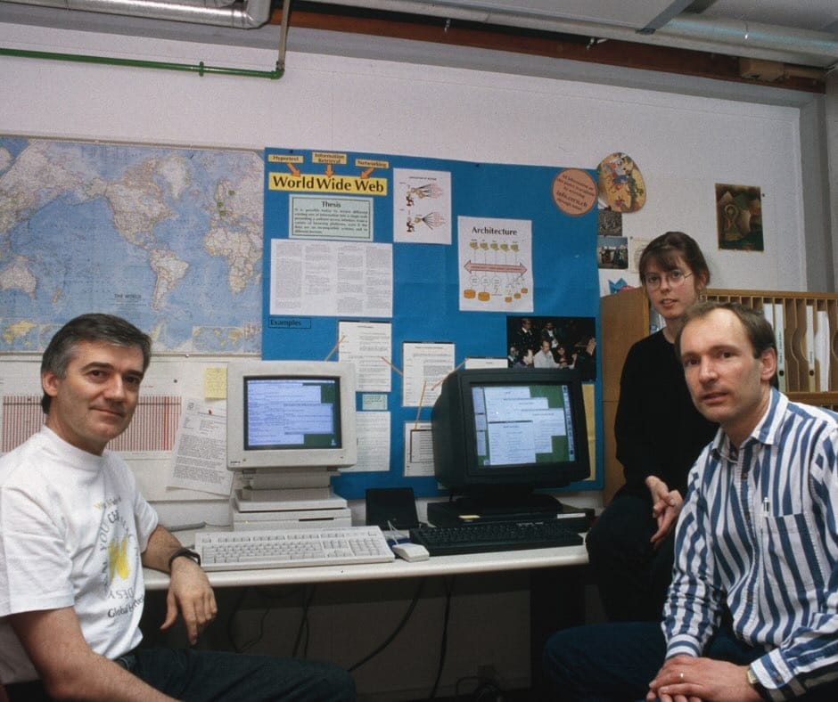 Tim Berners-Lee (right), Robert Cailliau (left) and Nicola Pellow (top right), internet pioneers at the birth of the WWW (1993).
